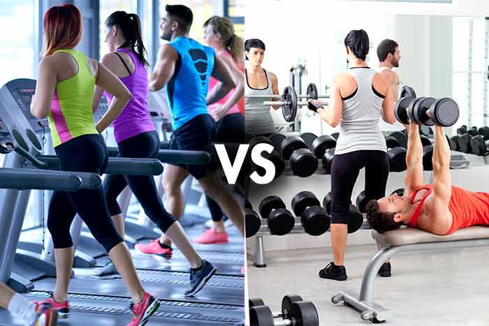 Personne qui fond du cardio à gauche et personnes qui font de la musculation à droite