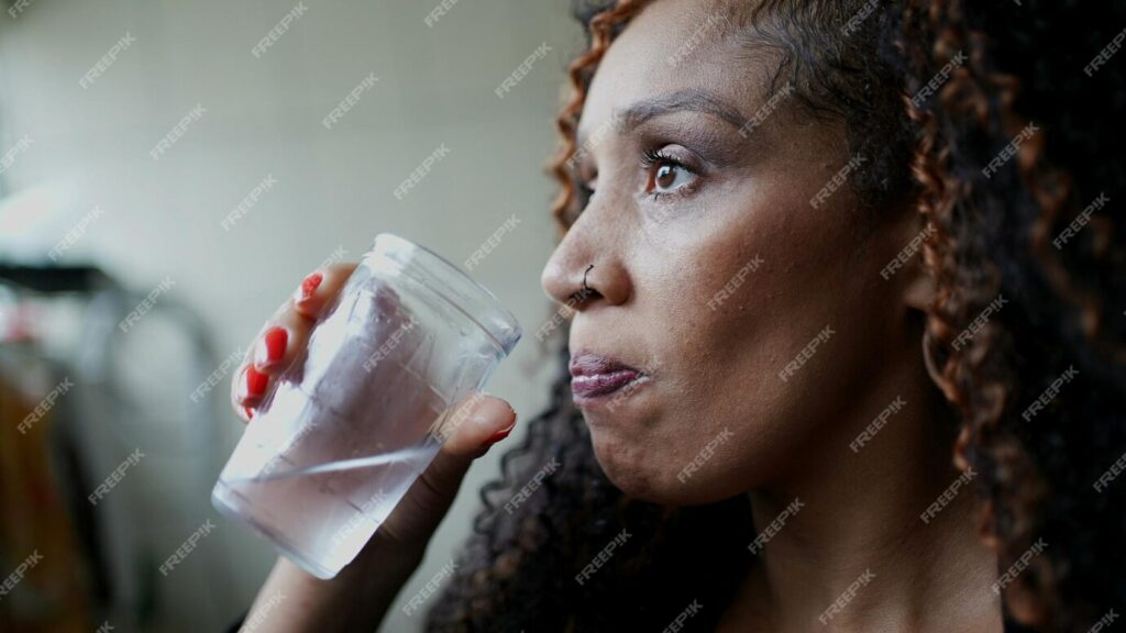 Femme qui boit de l'eau