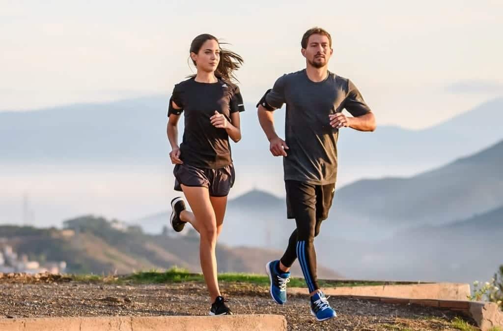 Un homme et une femme entrain de courir